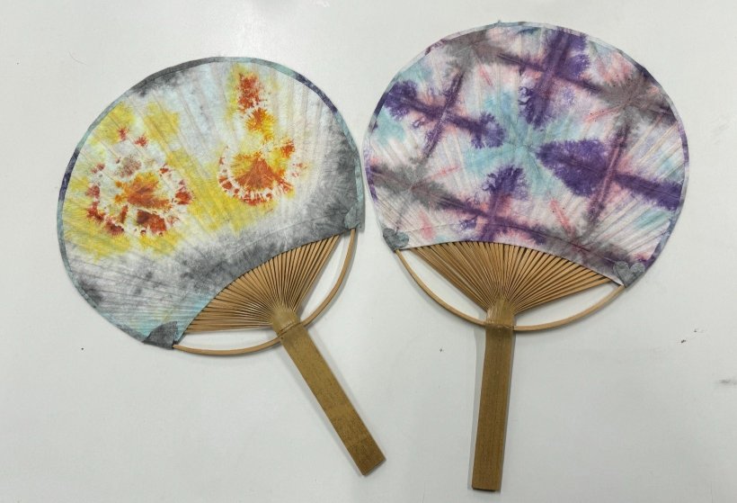 和紙でできた2本のうちわ